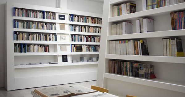 libreria in legno laccato